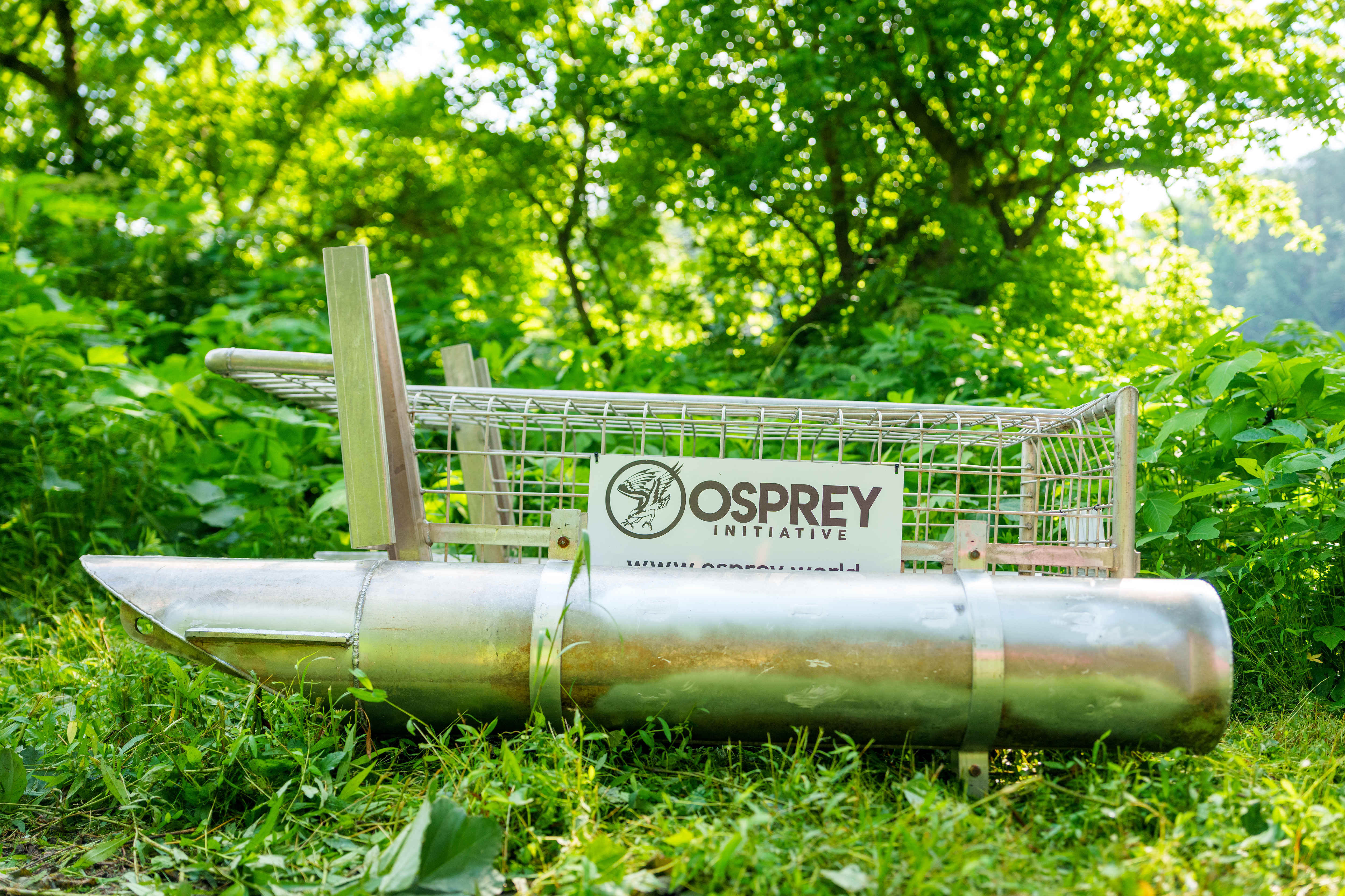 A side view of a Litter Gitter on shore in grass