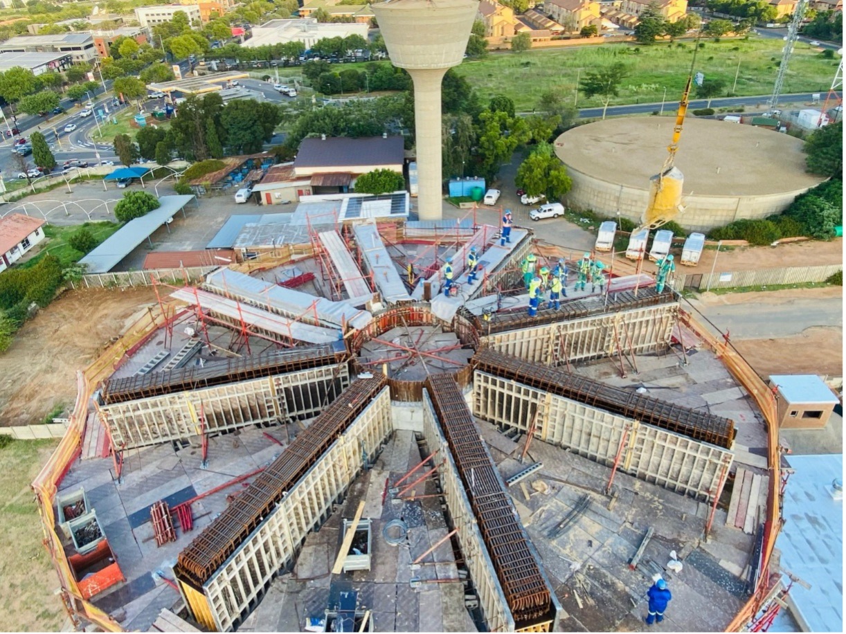 A new, two-megaliter water tower is helping improve water supply management in the water-stressed province of Gauteng, South Africa. It illustrates a critical part of ongoing urban water security initiatives supported by partners of The Coca-Cola Foundation and the Coca-Cola system, including World Bank’s 2030 Water Resources Group.